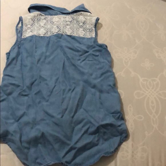 Sleeveless button down blouse. Gorgeous with lace - Picture 2 of 3